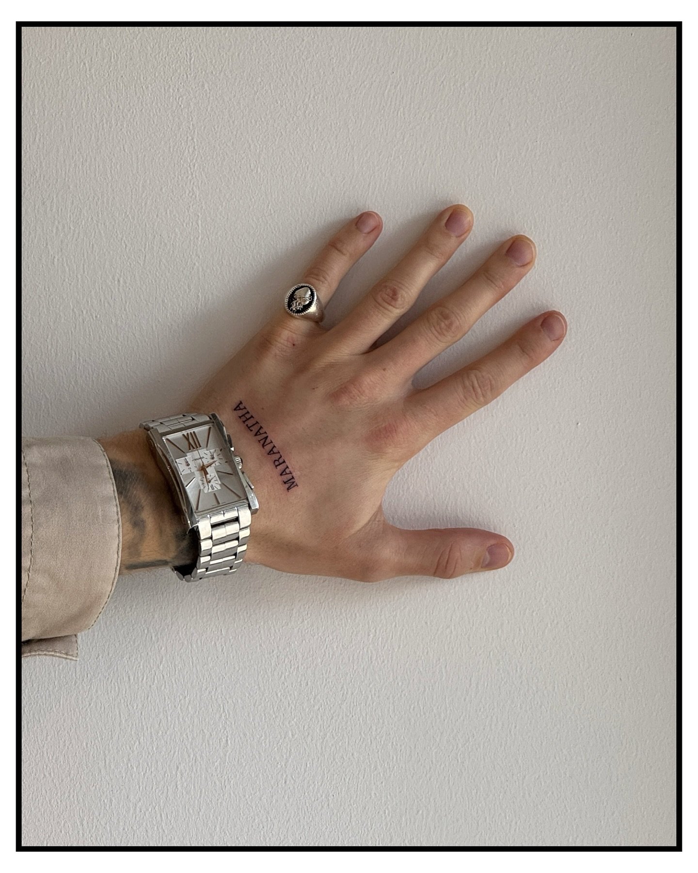 Tatuaje de frase en mano, línea fina Sinkply Madrid