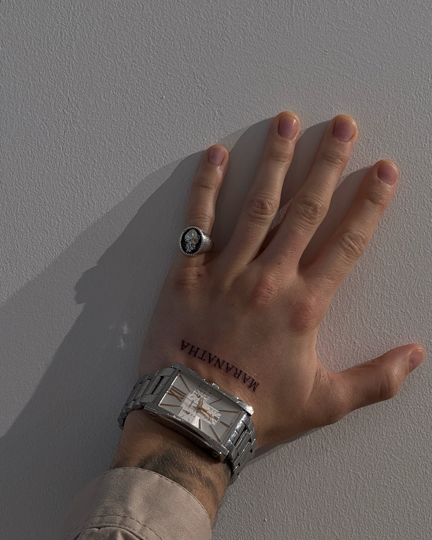 Tatuaje de frase en mano, línea fina Sinkply Madrid