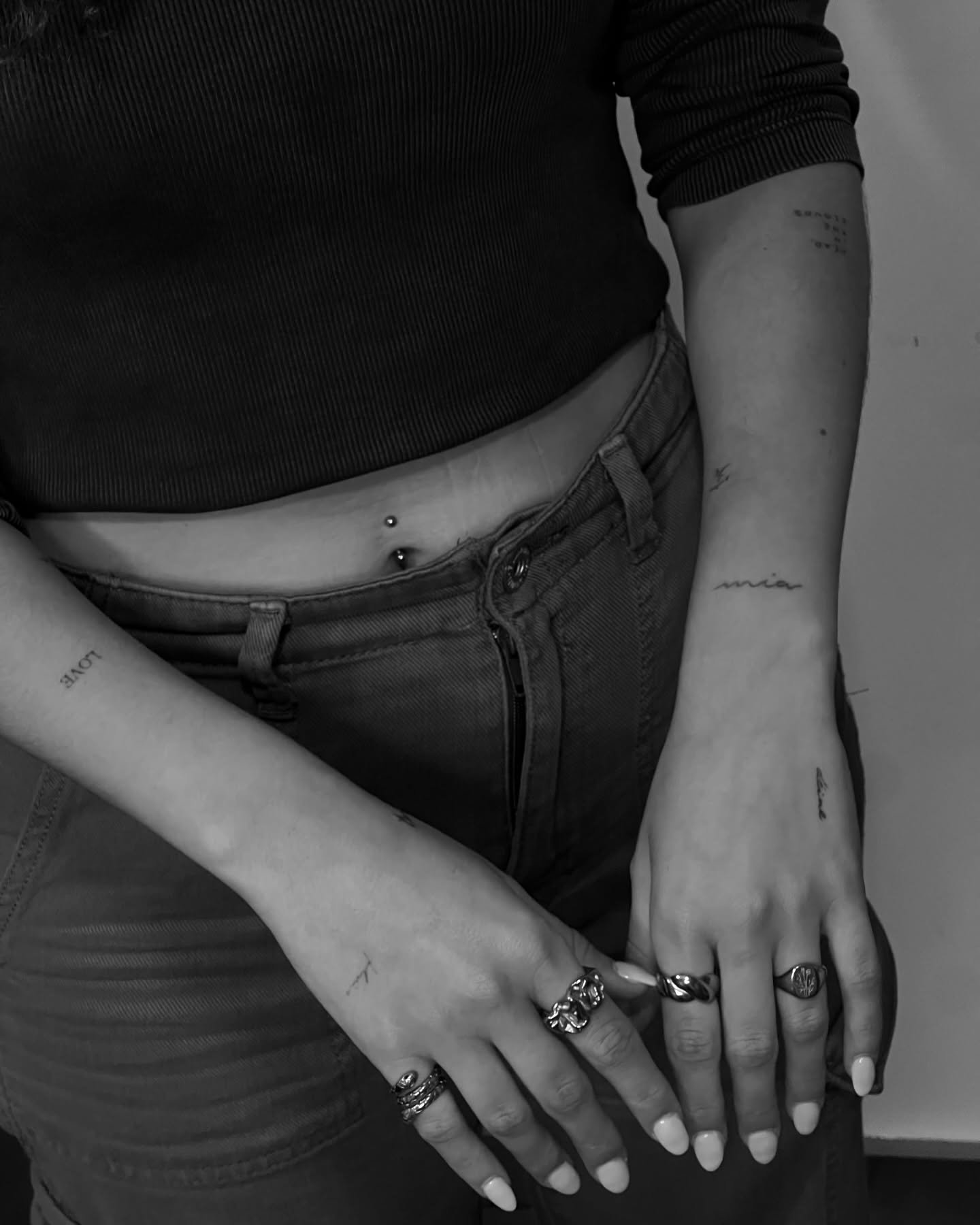 Tatuaje de frase en mano, línea fina Sinkply Madrid