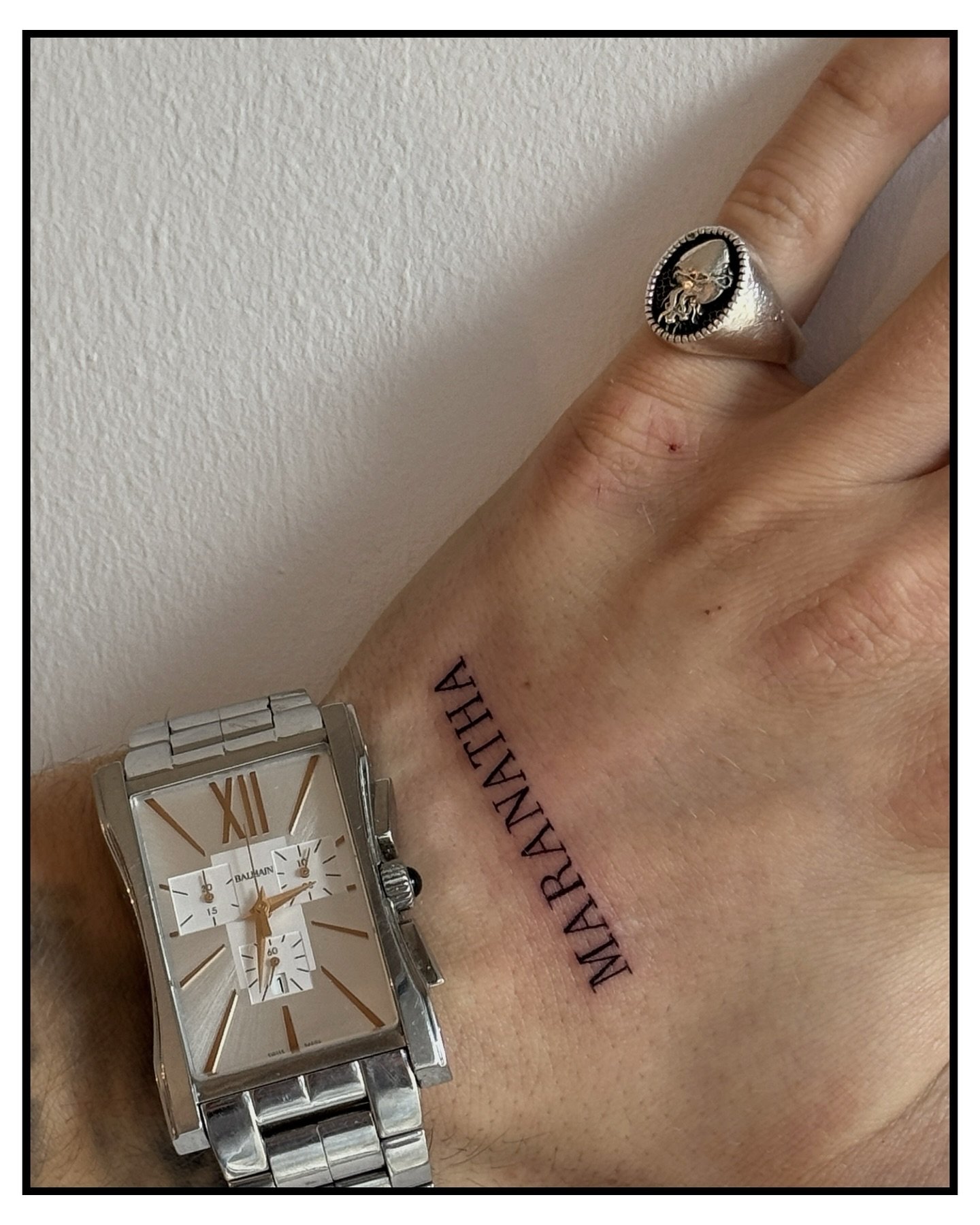 Tatuaje de frase en mano, línea fina Sinkply Madrid
