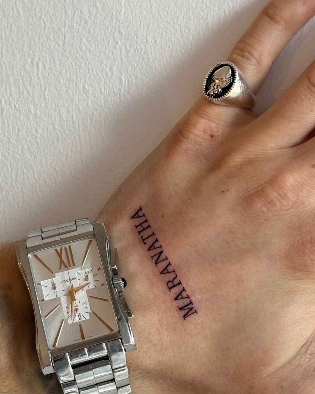 Tatuaje de frase en mano, línea fina Sinkply Madrid