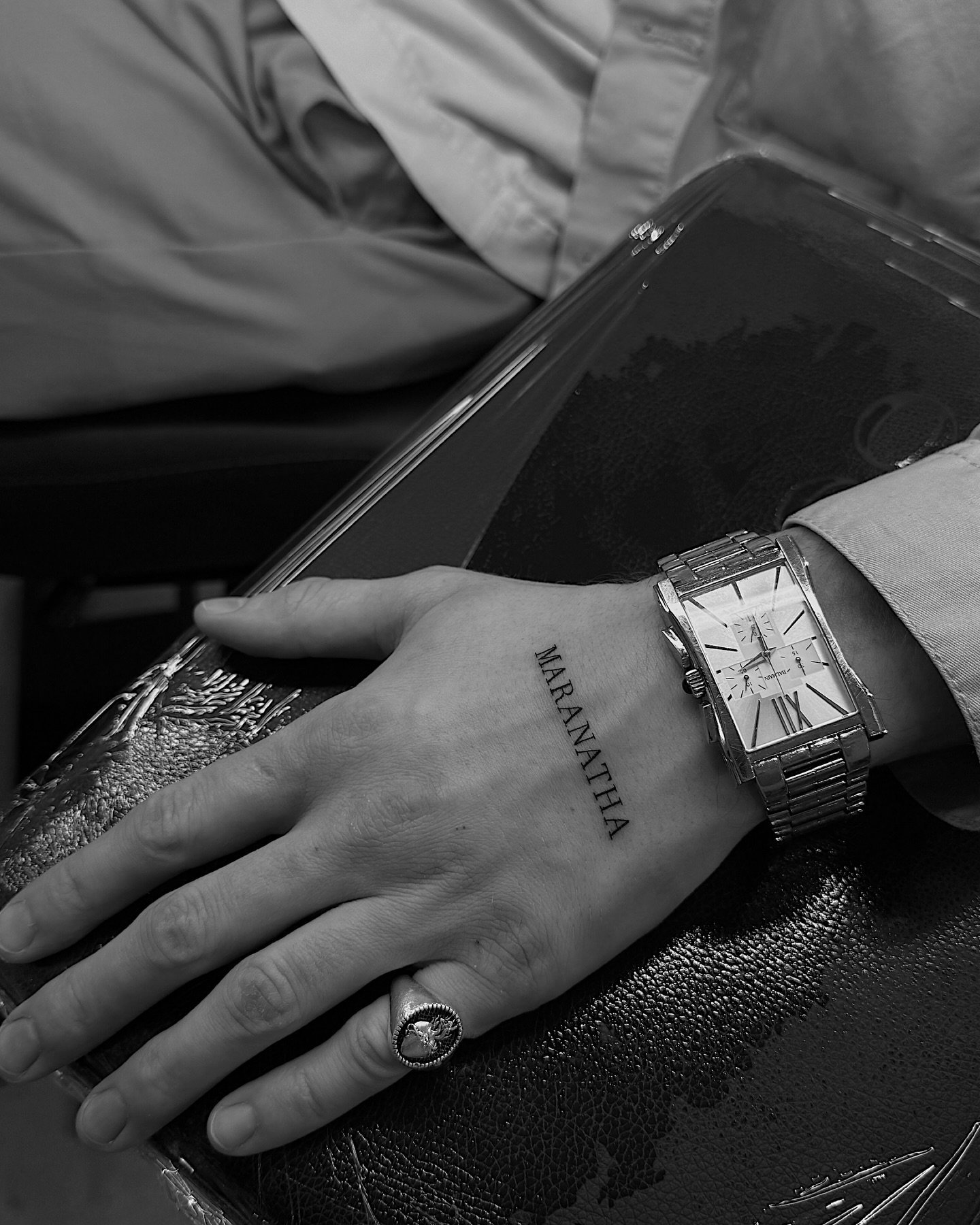 Tatuaje de frase en mano, línea fina Sinkply Madrid