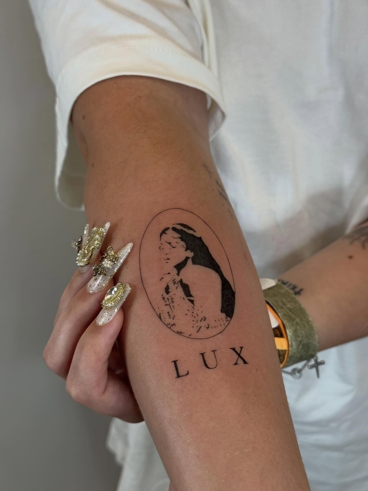 Tatuaje de frase en mano, línea fina Sinkply Madrid
