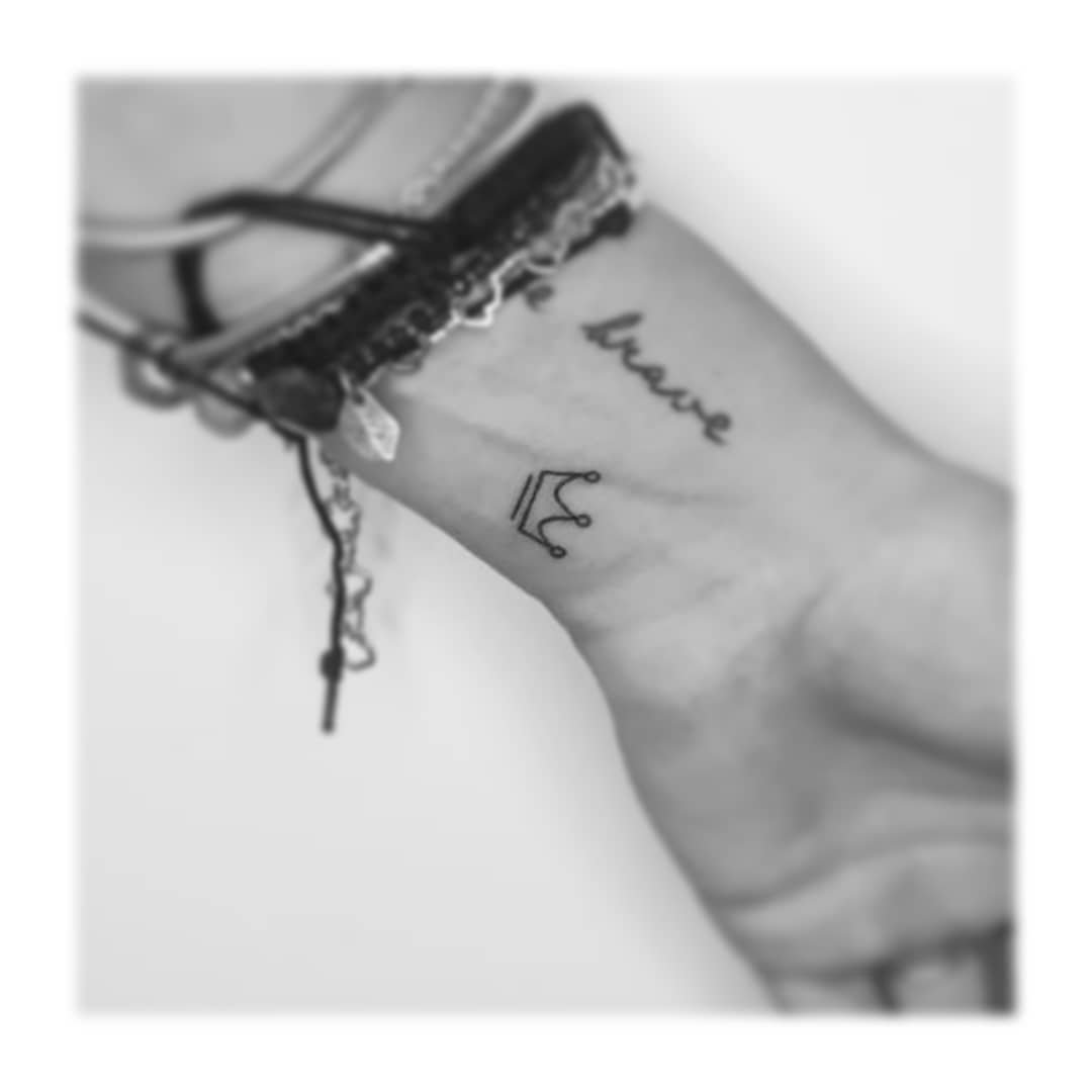 Tatuaje de frase en mano, línea fina Sinkply Madrid