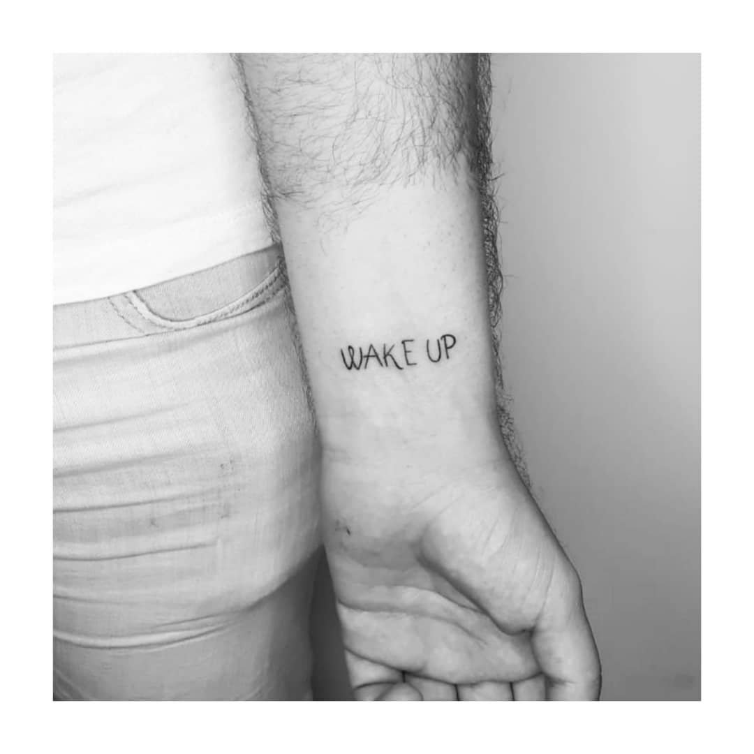 Tatuaje de frase en mano, línea fina Sinkply Madrid