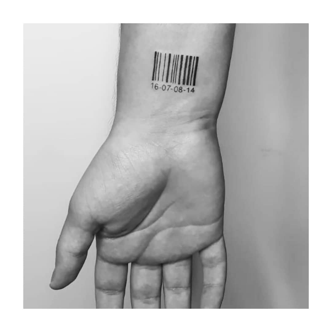 Tatuaje de frase en mano, línea fina Sinkply Madrid
