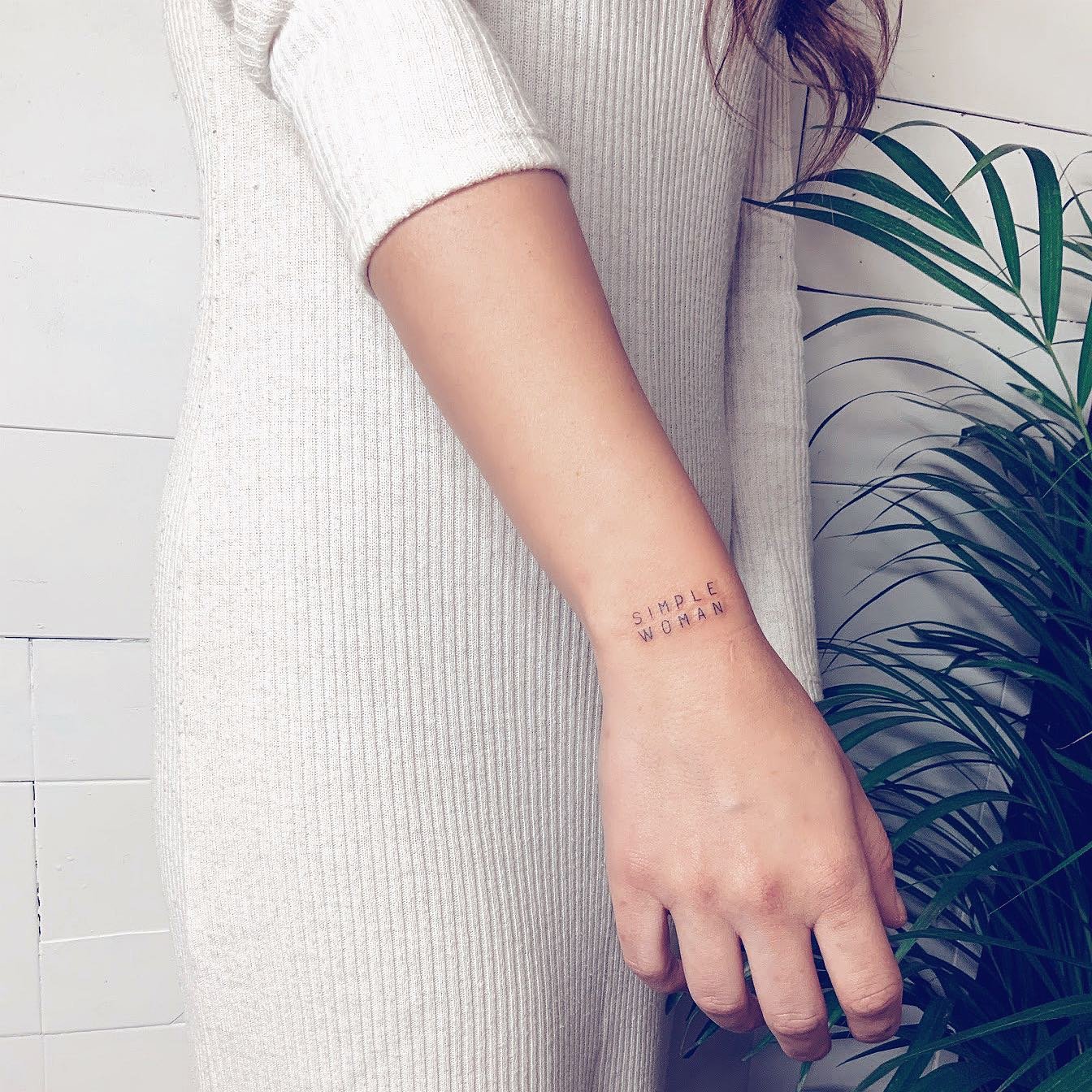 Tatuaje de frase en mano, línea fina Sinkply Madrid