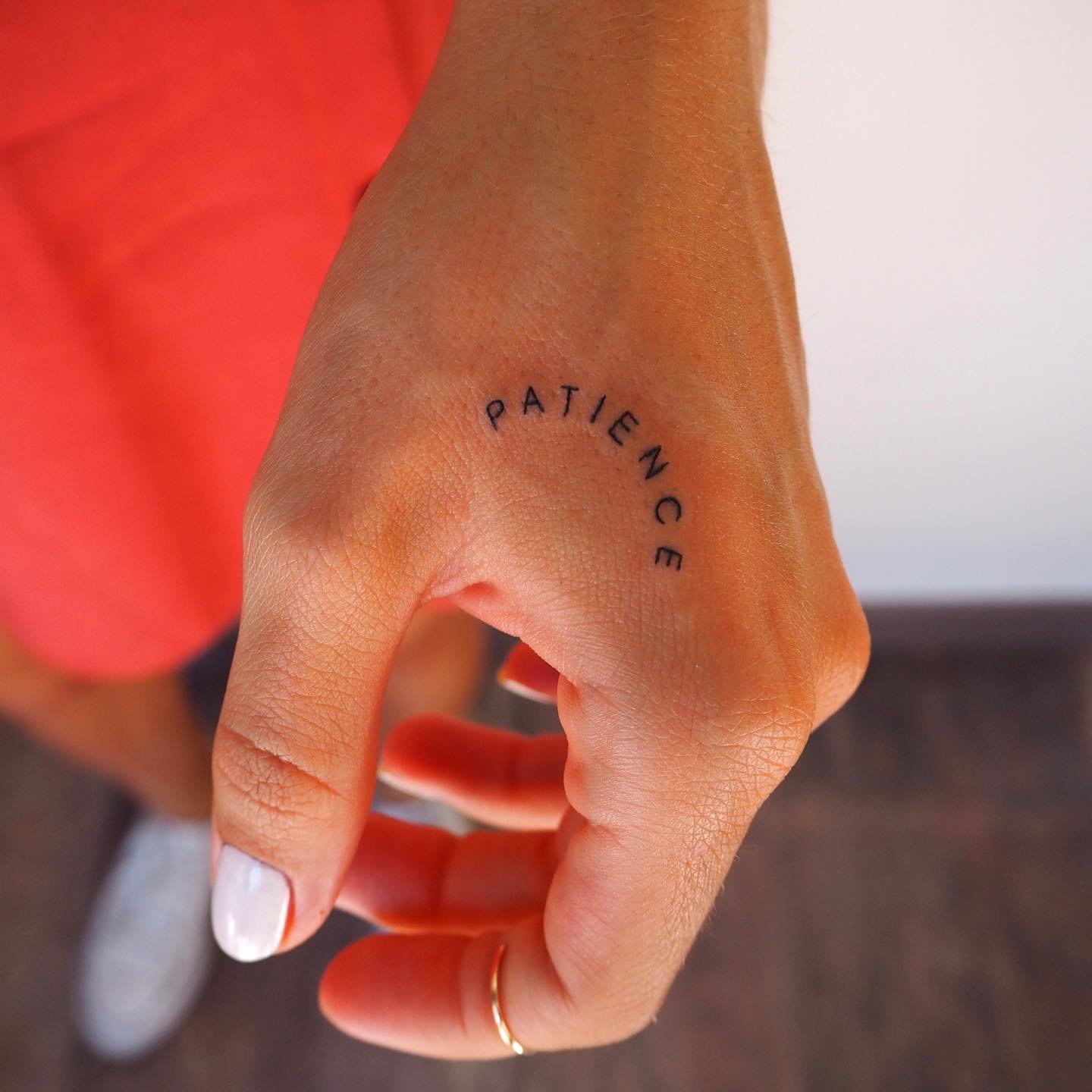 Tatuaje de frase en mano, línea fina Sinkply Madrid