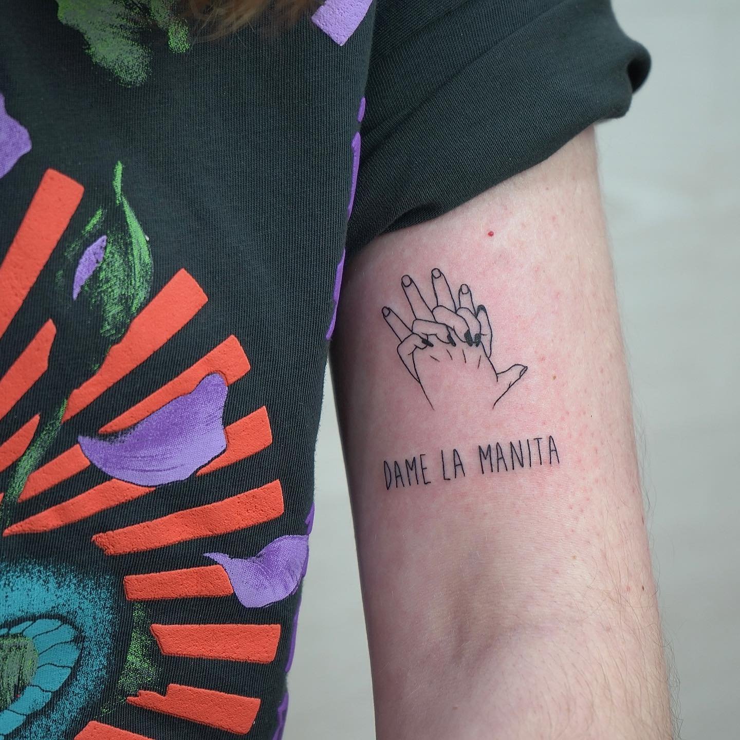 Tatuaje de frase en mano, línea fina Sinkply Madrid