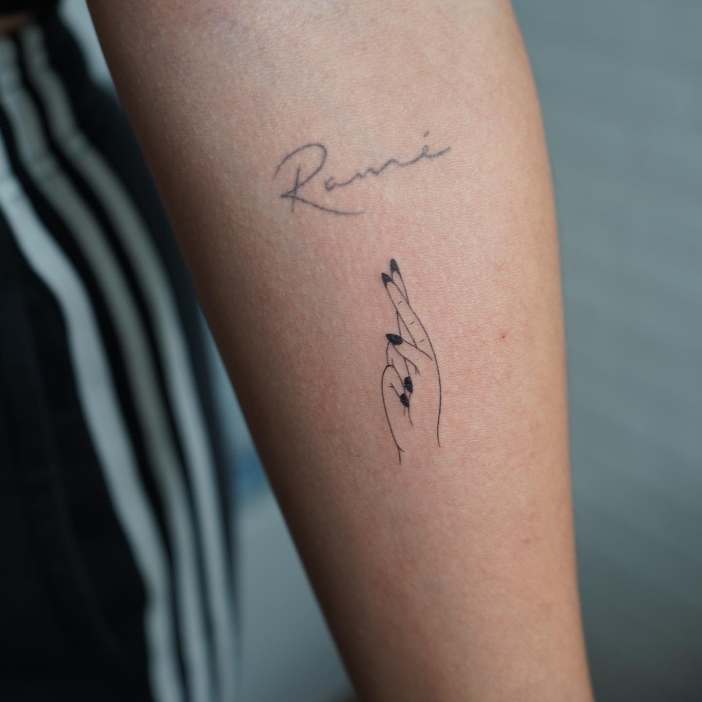 Tatuaje de frase en mano, línea fina Sinkply Madrid