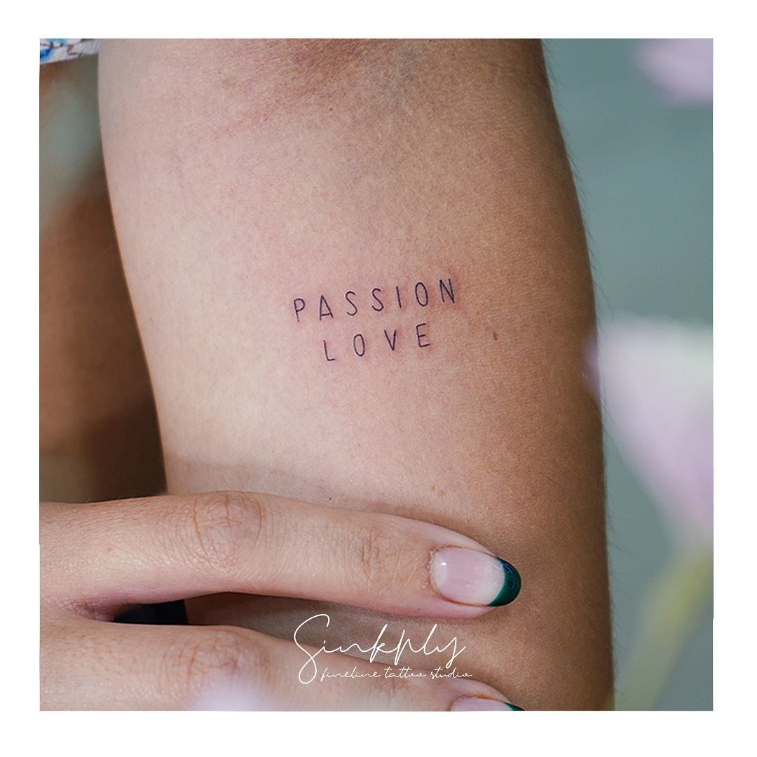 Tatuaje de frase en mano, línea fina Sinkply Madrid