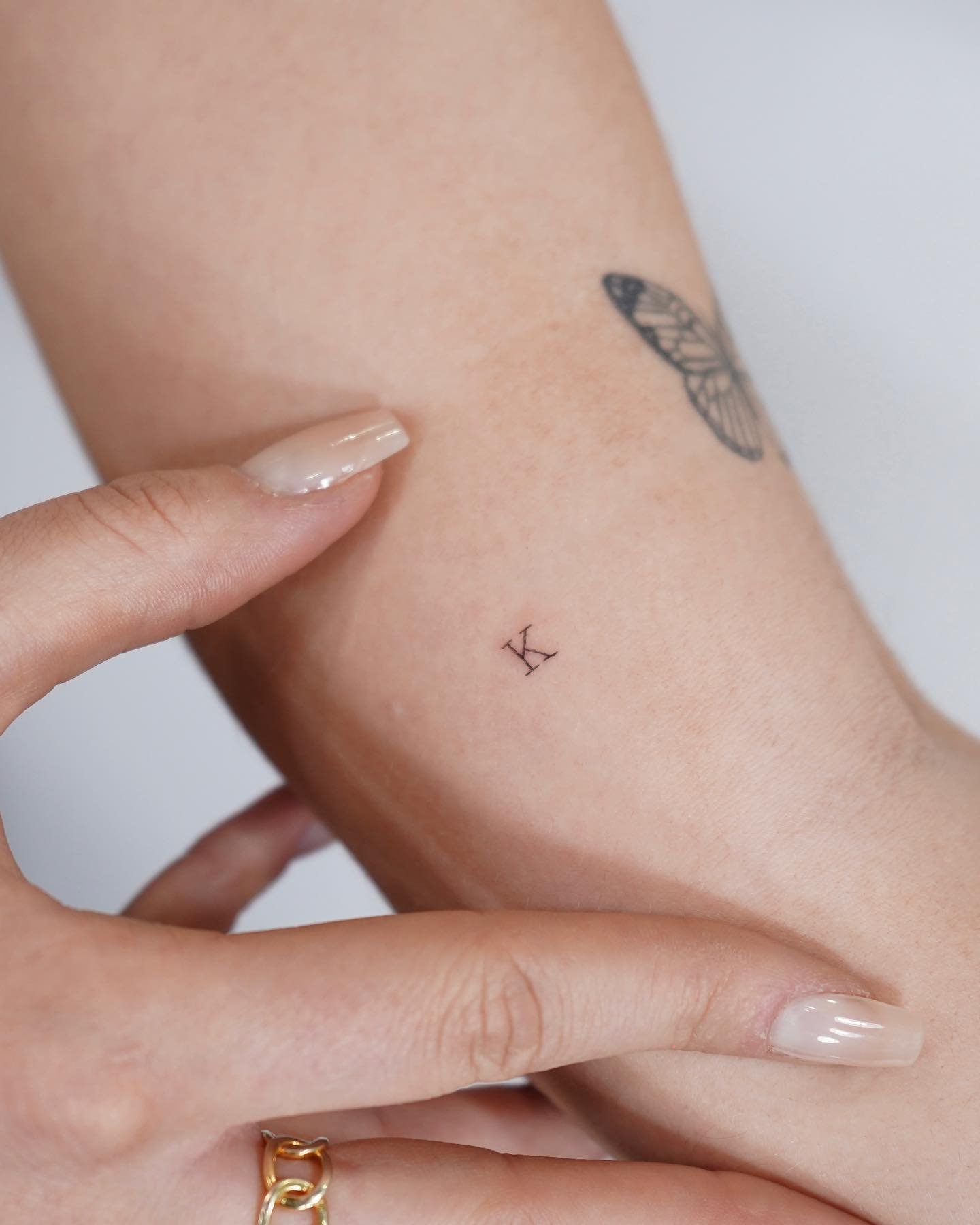Tatuaje de frase en mano, línea fina Sinkply Madrid
