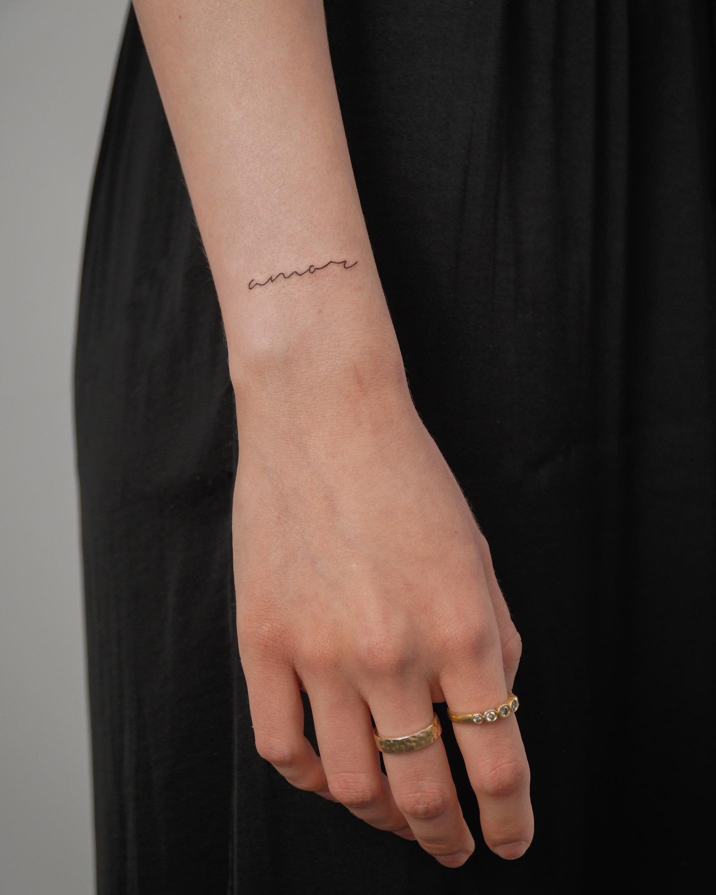 Tatuaje de frase en mano, línea fina Sinkply Madrid