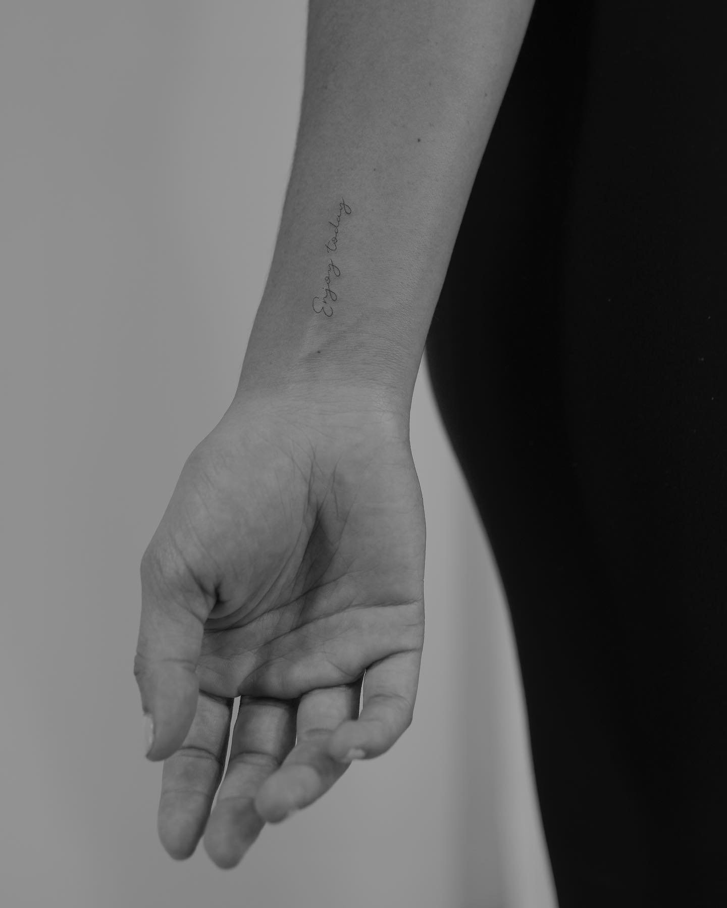 Tatuaje de frase en mano, línea fina Sinkply Madrid