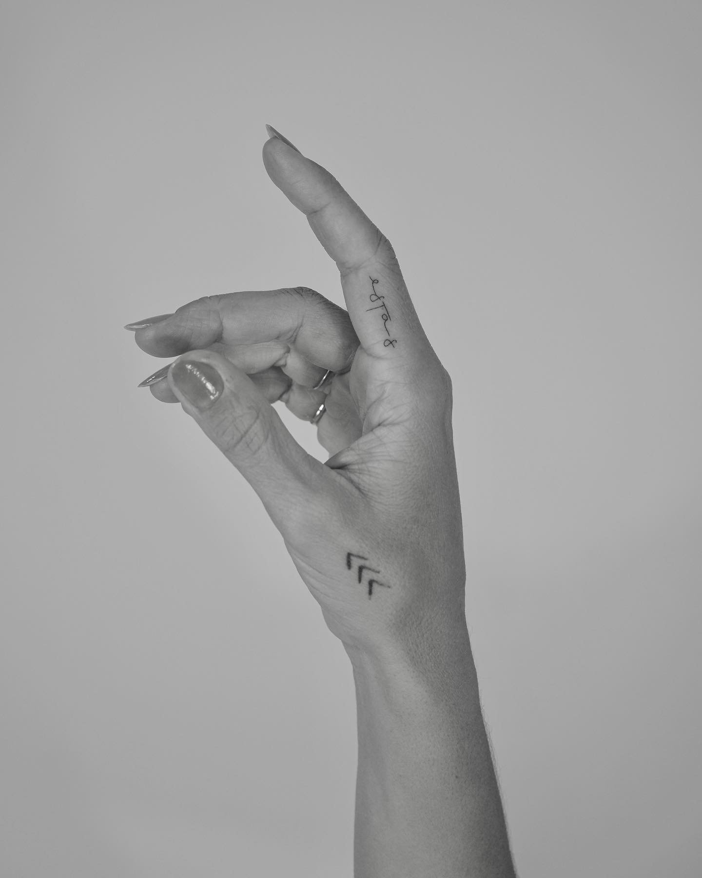 Tatuaje de frase en mano, línea fina Sinkply Madrid