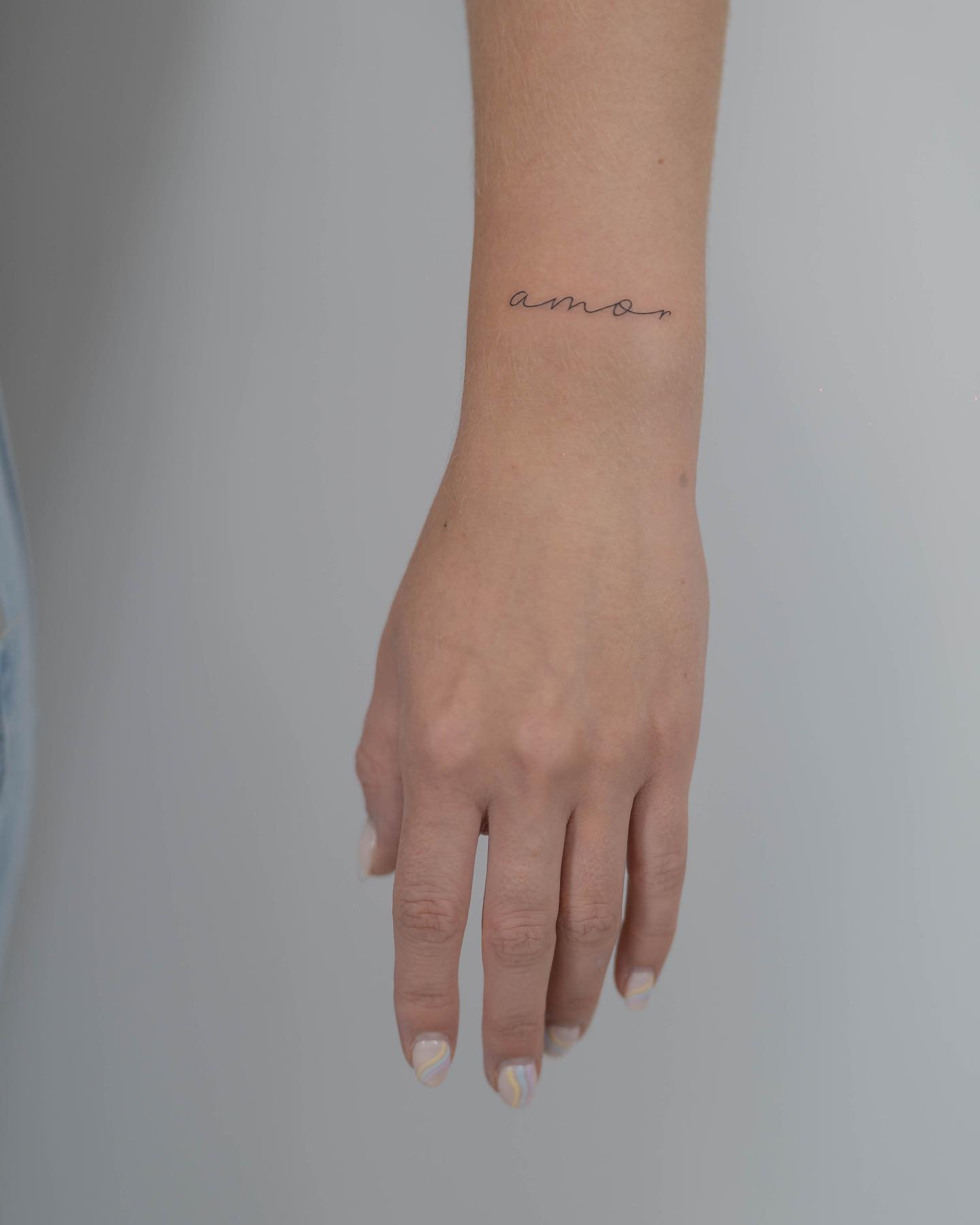 Tatuaje de frase en mano, línea fina Sinkply Madrid