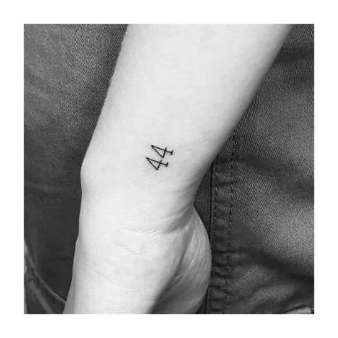 Tatuaje de frase en muneca, línea fina Sinkply Madrid