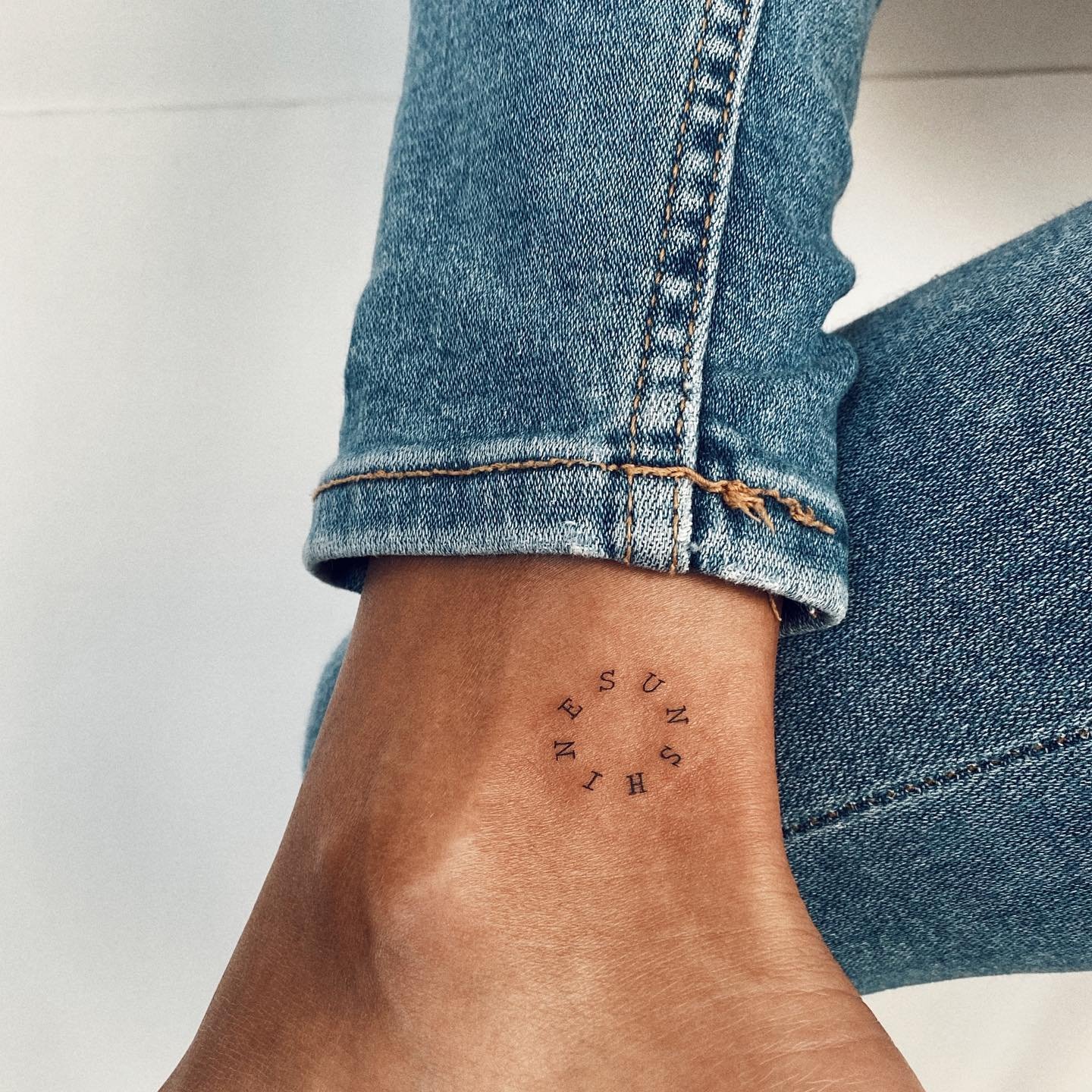 Tatuaje de frase en muneca, línea fina Sinkply Madrid