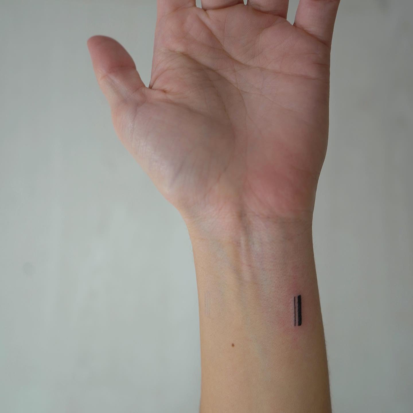 Tatuaje de frase en muneca, línea fina Sinkply Madrid