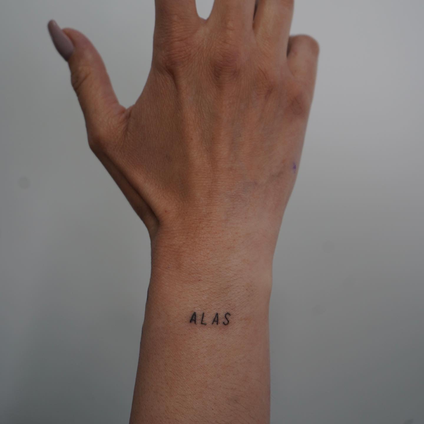 Tatuaje de frase en muneca, línea fina Sinkply Madrid