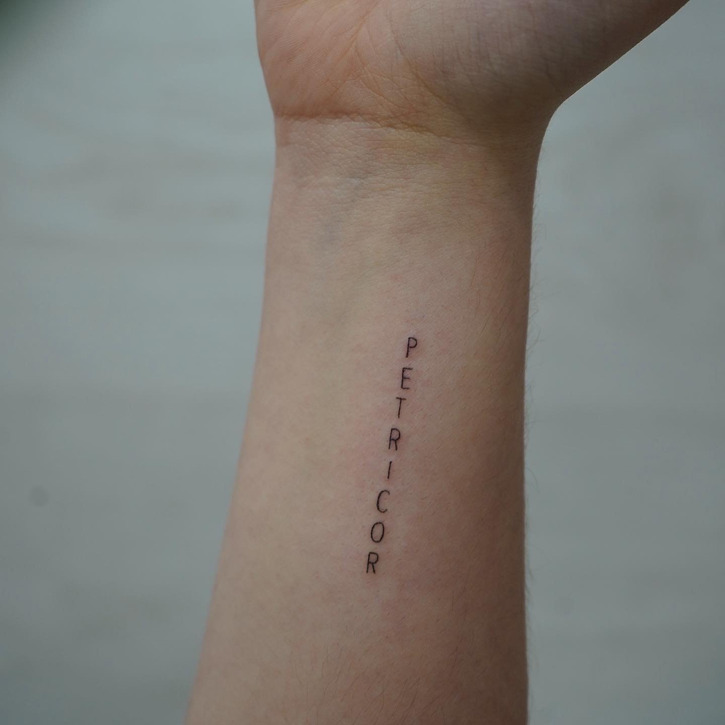 Tatuaje de frase en muneca, línea fina Sinkply Madrid