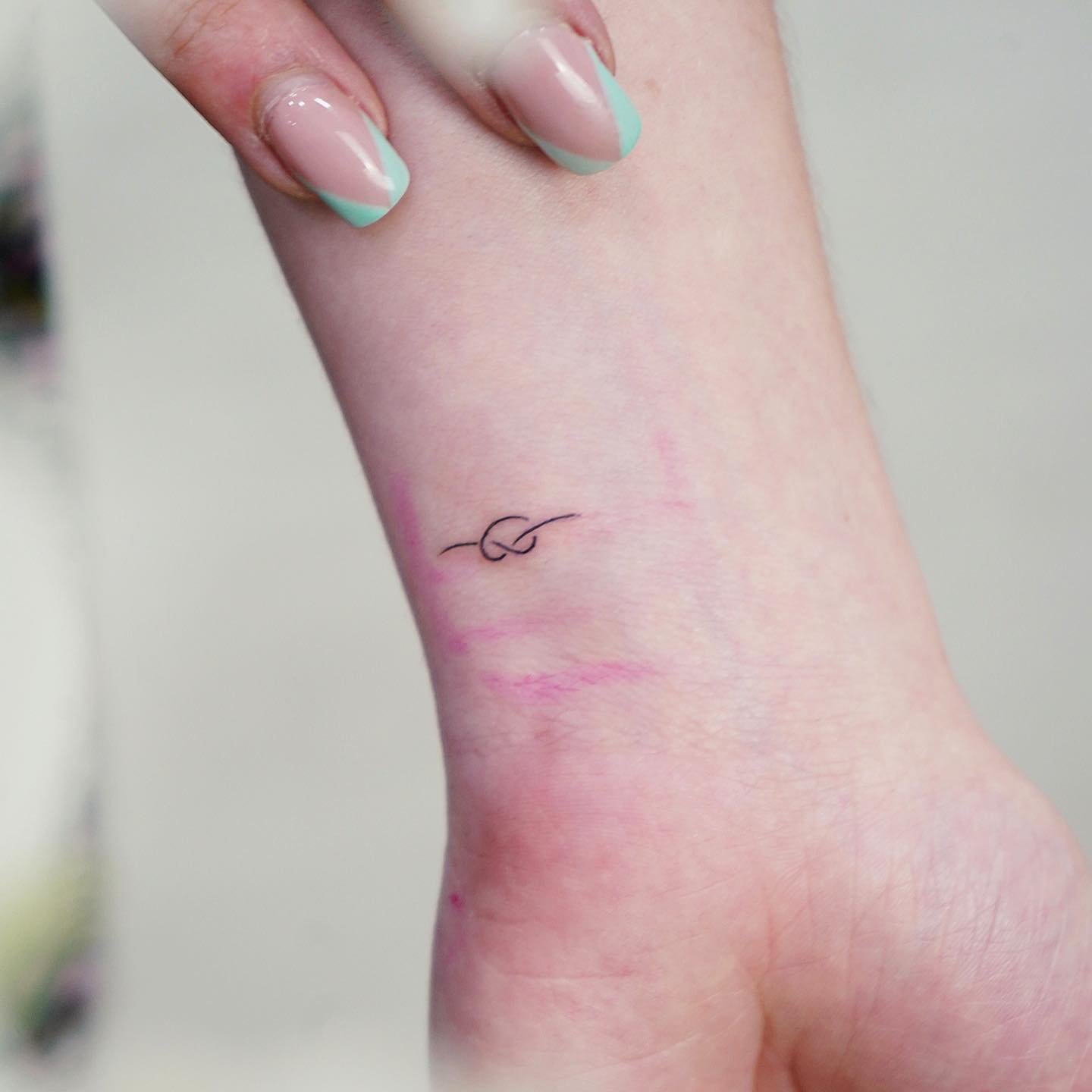 Tatuaje de frase en muneca, línea fina Sinkply Madrid