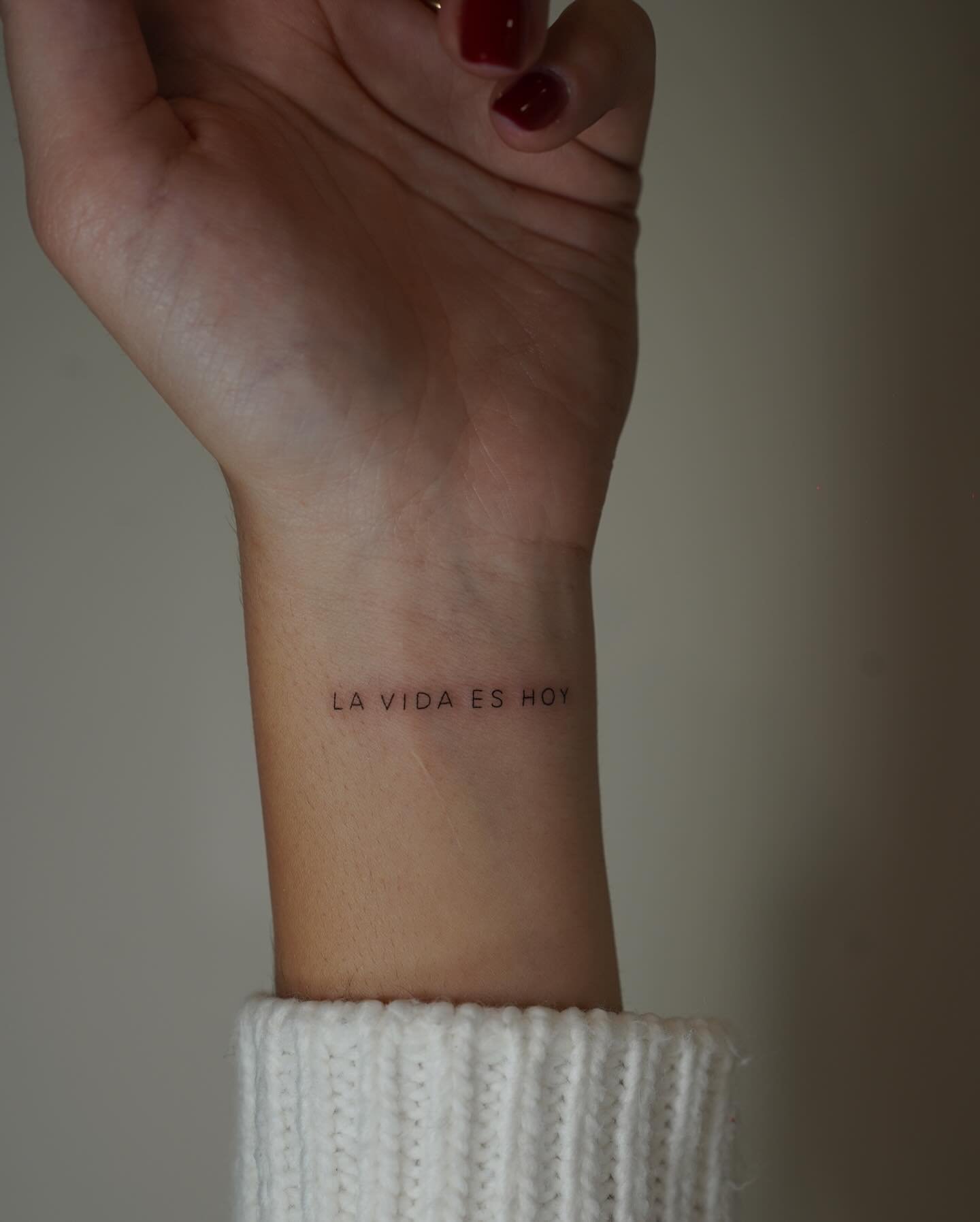 Tatuaje de frase en muneca, línea fina Sinkply Madrid