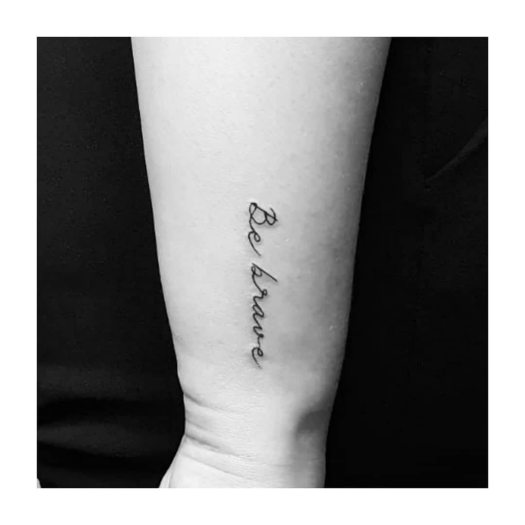 Tatuaje de frase en muslo, línea fina Sinkply Madrid