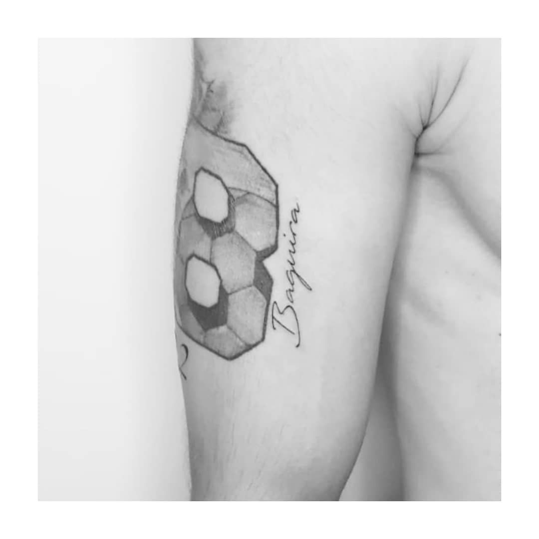 Tatuaje de frase en muslo, línea fina Sinkply Madrid
