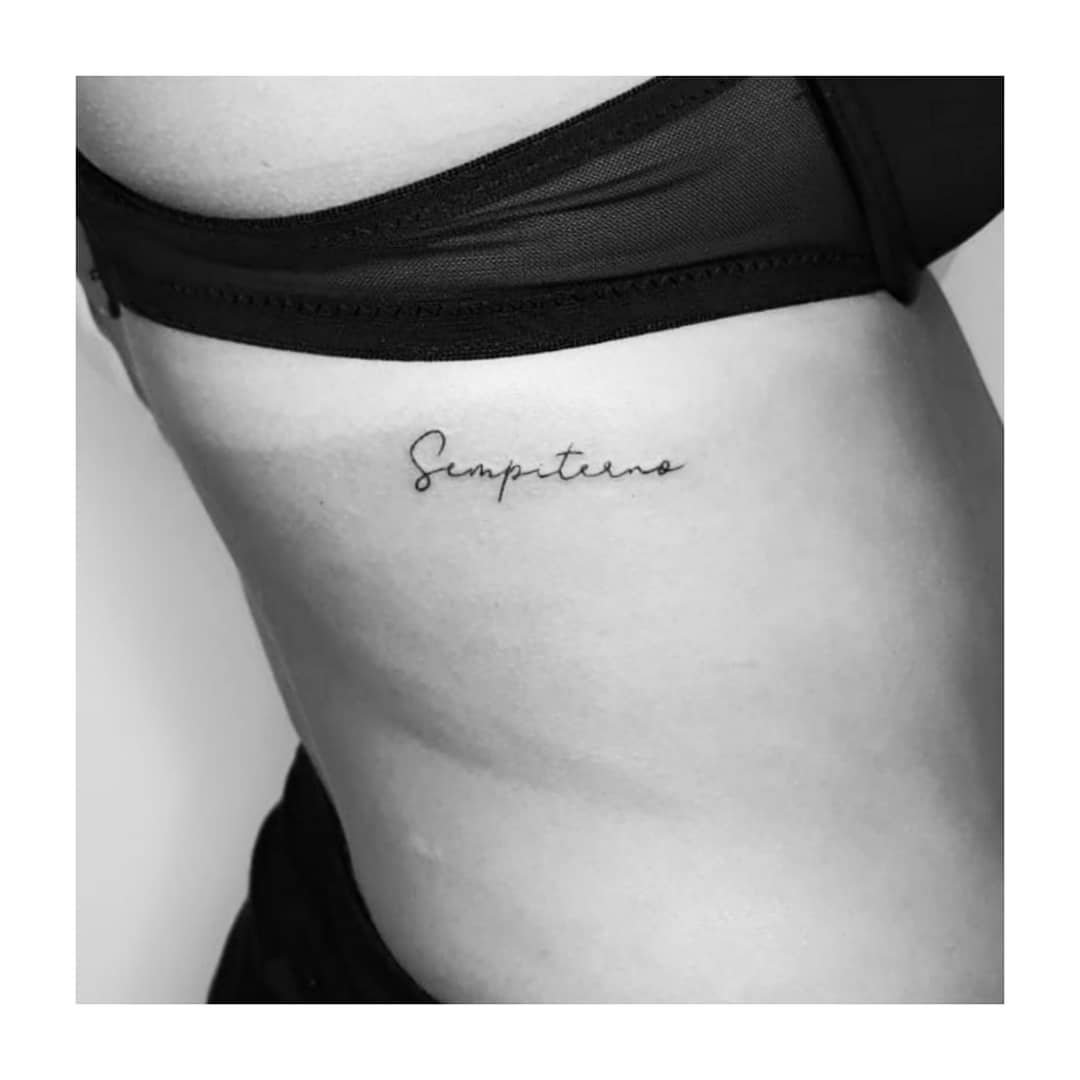 Tatuaje de frase en muslo, línea fina Sinkply Madrid