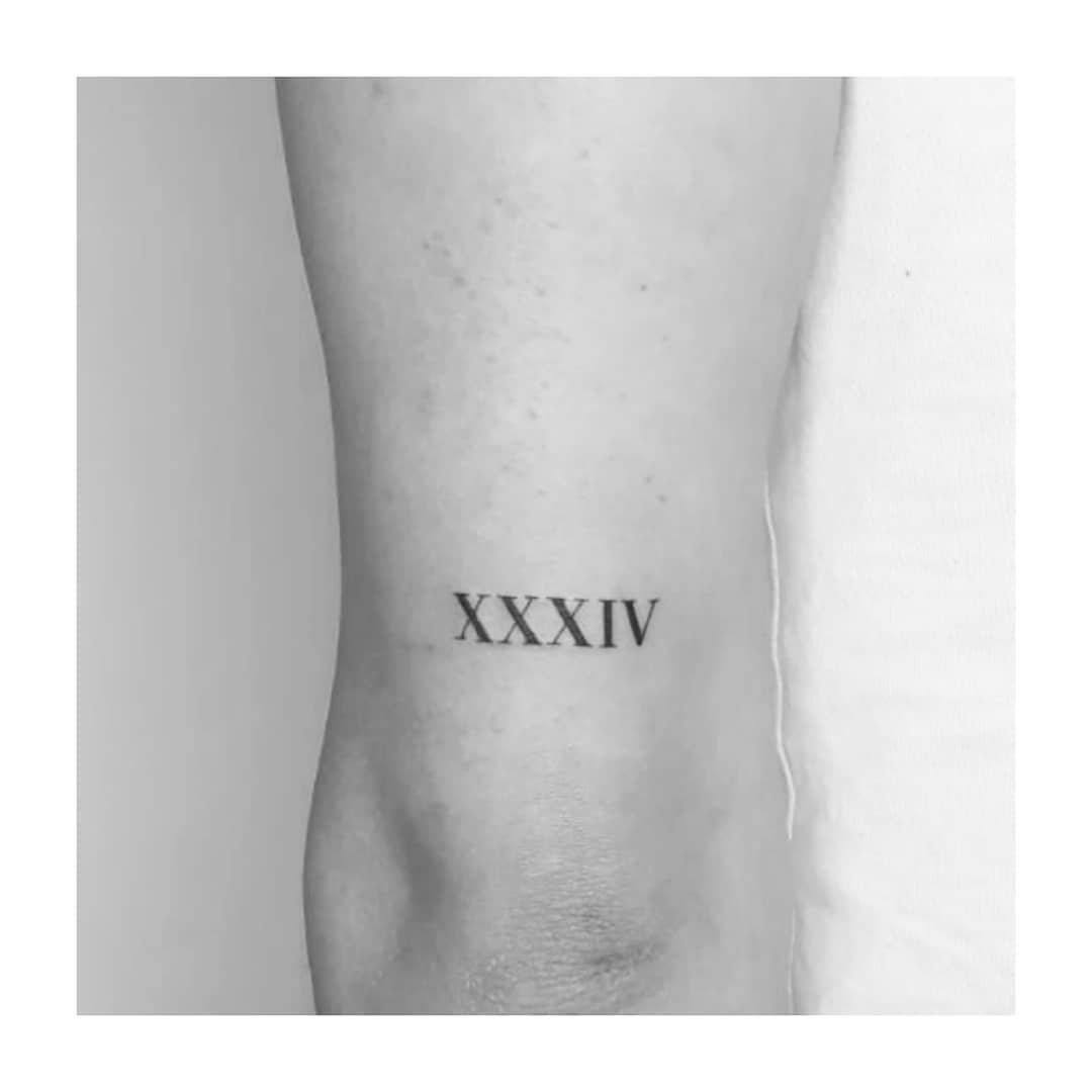 Tatuaje de frase en muslo, línea fina Sinkply Madrid