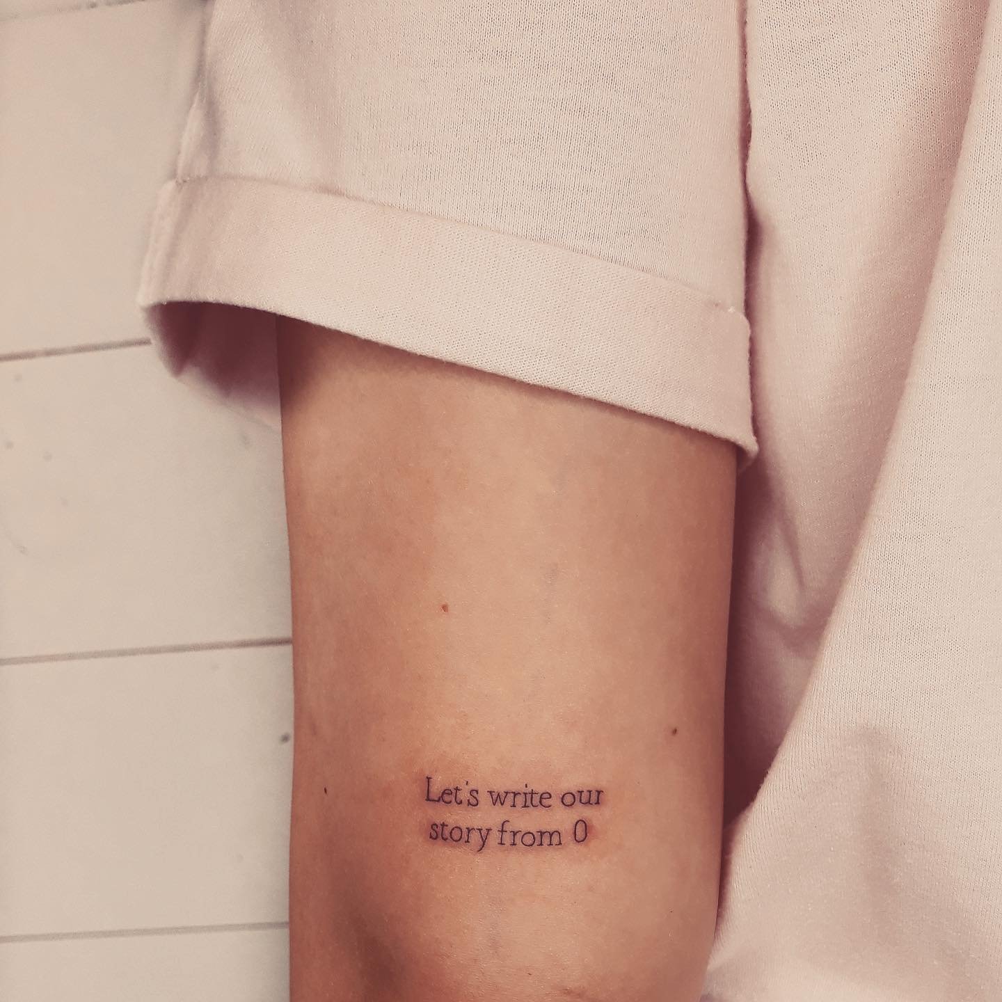 Tatuaje de frase en muslo, línea fina Sinkply Madrid