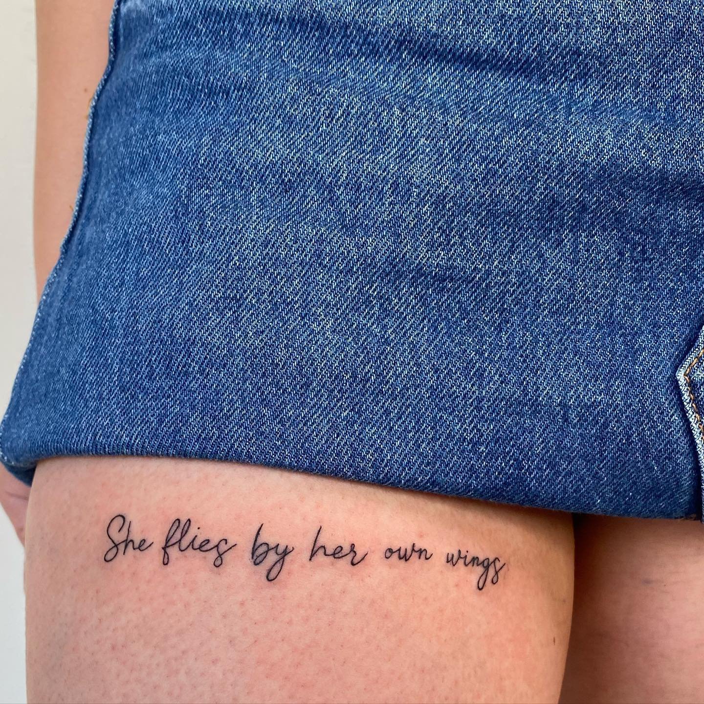 Tatuaje de frase en muslo, línea fina Sinkply Madrid
