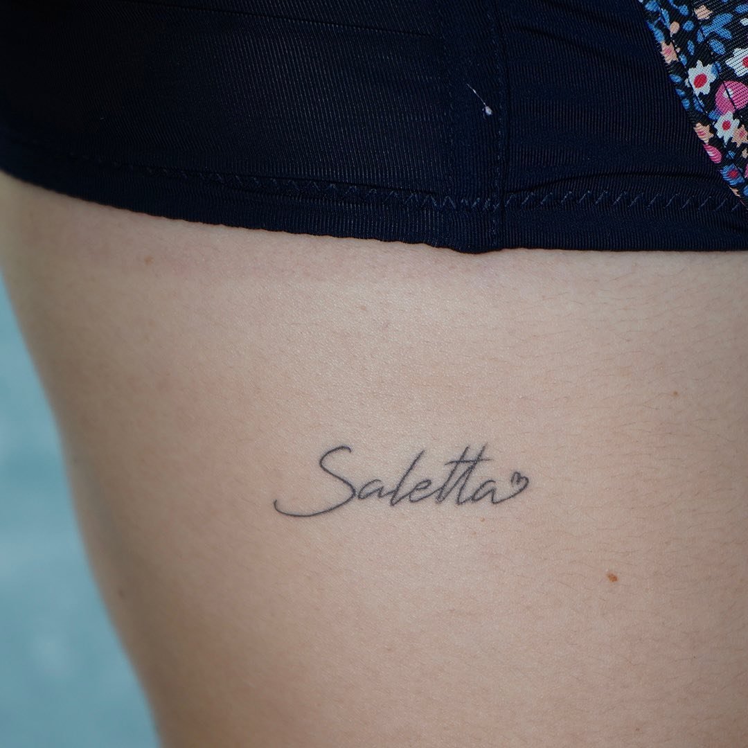 Tatuaje de frase en muslo, línea fina Sinkply Madrid