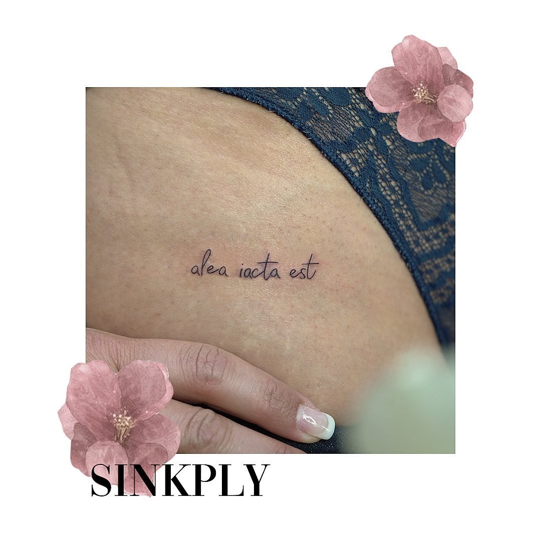 Tatuaje de frase en muslo, línea fina Sinkply Madrid