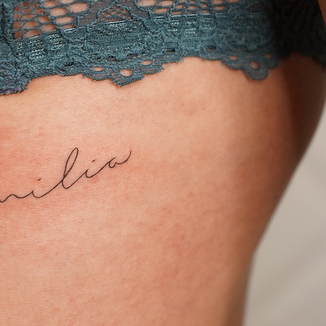 Tatuaje de frase en muslo, línea fina Sinkply Madrid