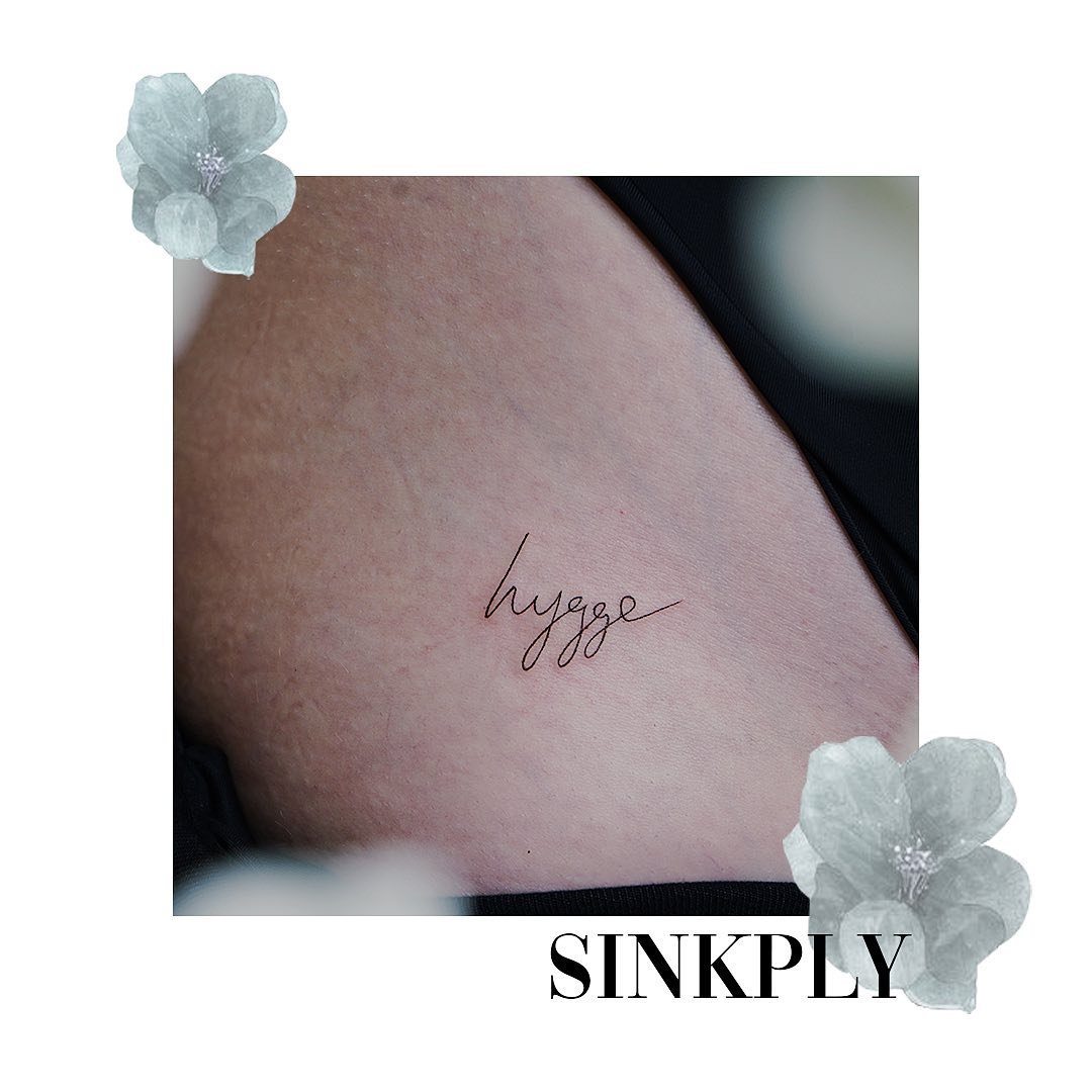 Tatuaje de frase en muslo, línea fina Sinkply Madrid