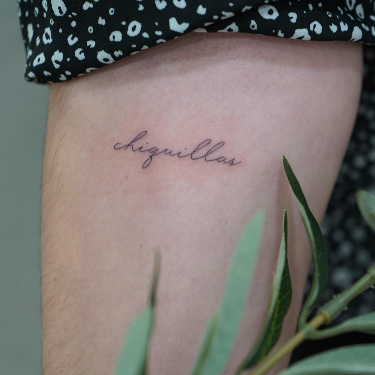 Tatuaje de frase en muslo, línea fina Sinkply Madrid