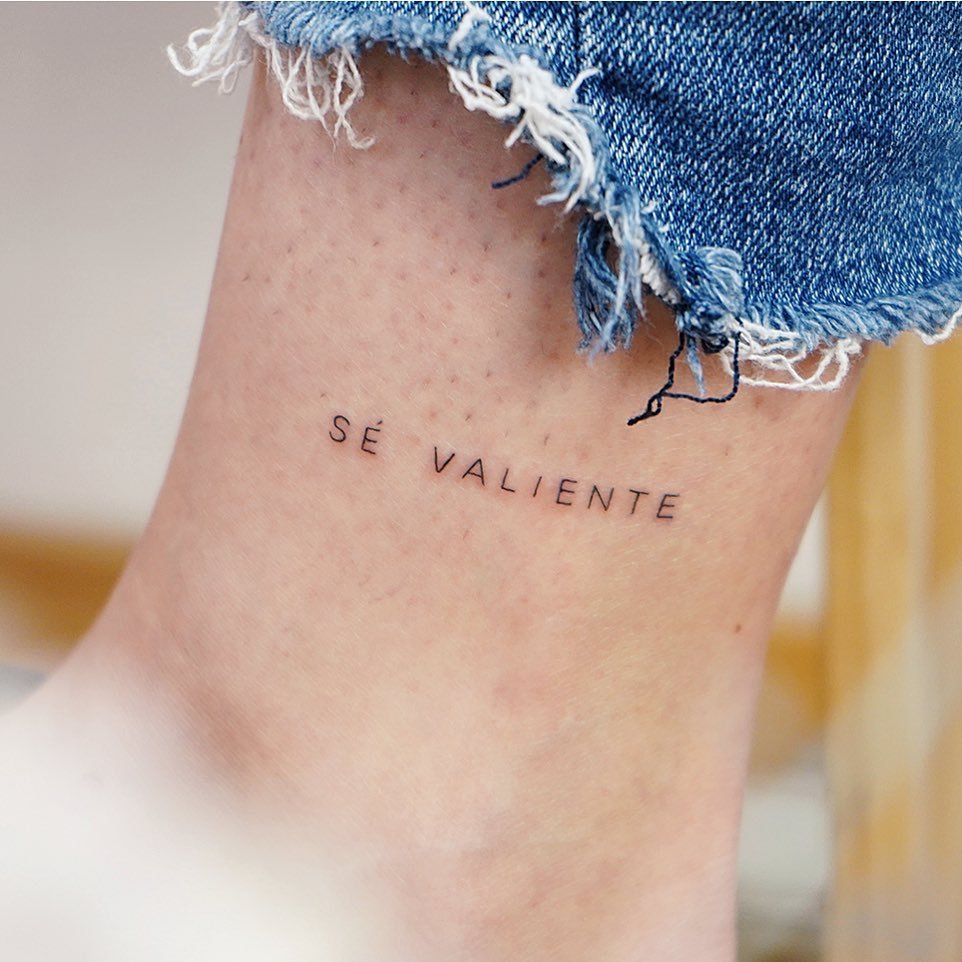 Tatuaje de frase en muslo, línea fina Sinkply Madrid