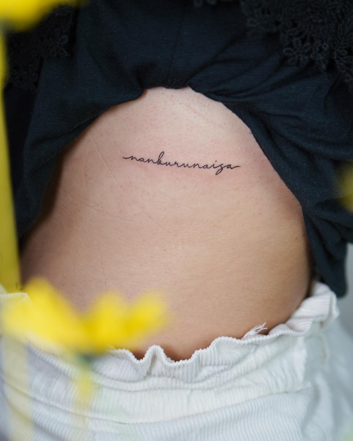 Tatuaje de frase en muslo, línea fina Sinkply Madrid
