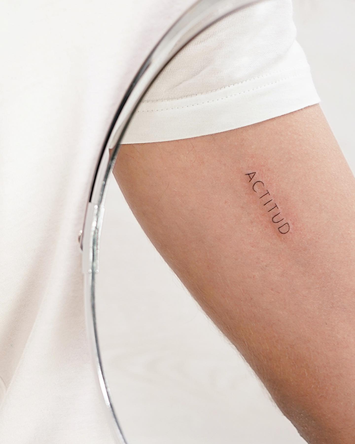 Tatuaje de frase en muslo, línea fina Sinkply Madrid