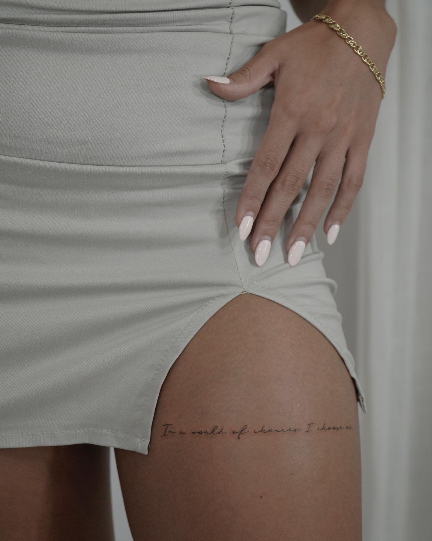 Tatuaje de frase en muslo, línea fina Sinkply Madrid