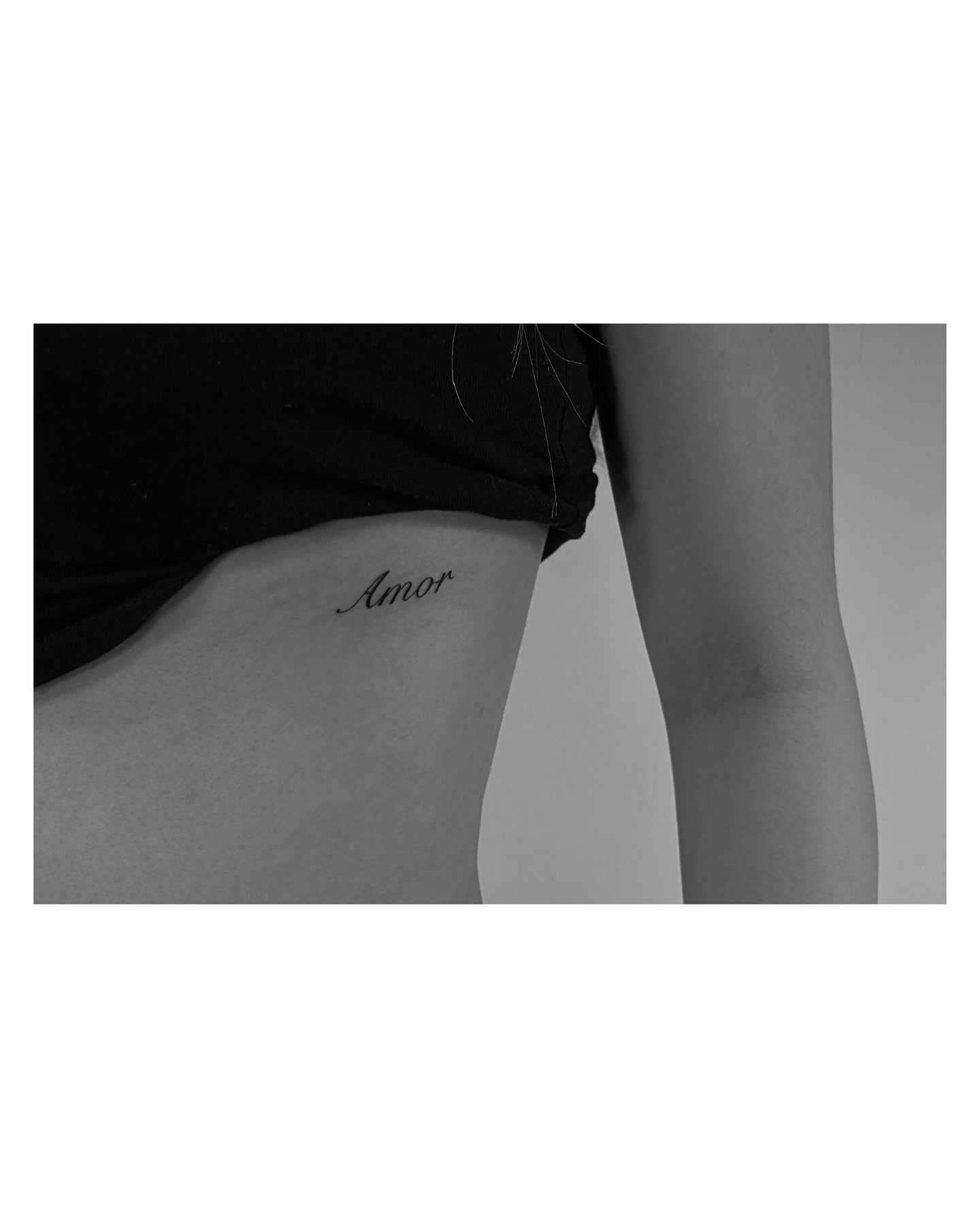 Tatuaje de frase en muslo, línea fina Sinkply Madrid