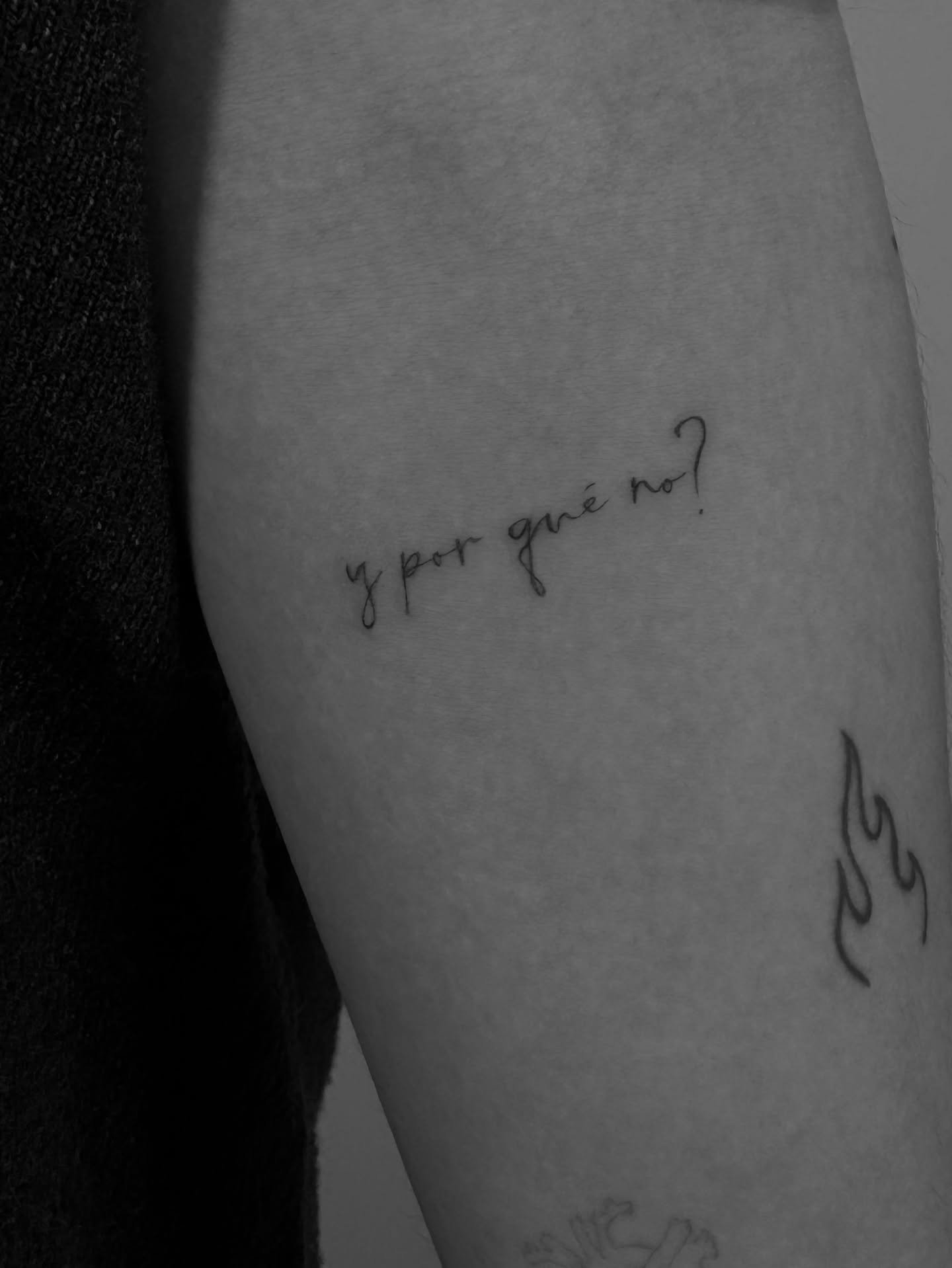 Tatuaje de frase en muslo, línea fina Sinkply Madrid