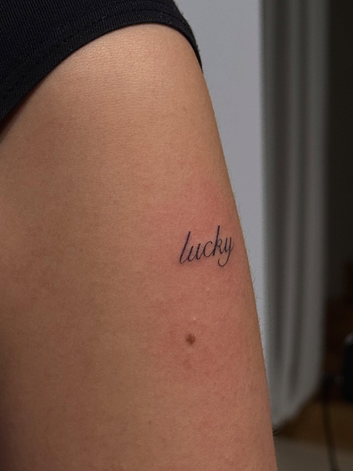 Tatuaje de frase en muslo, línea fina Sinkply Madrid