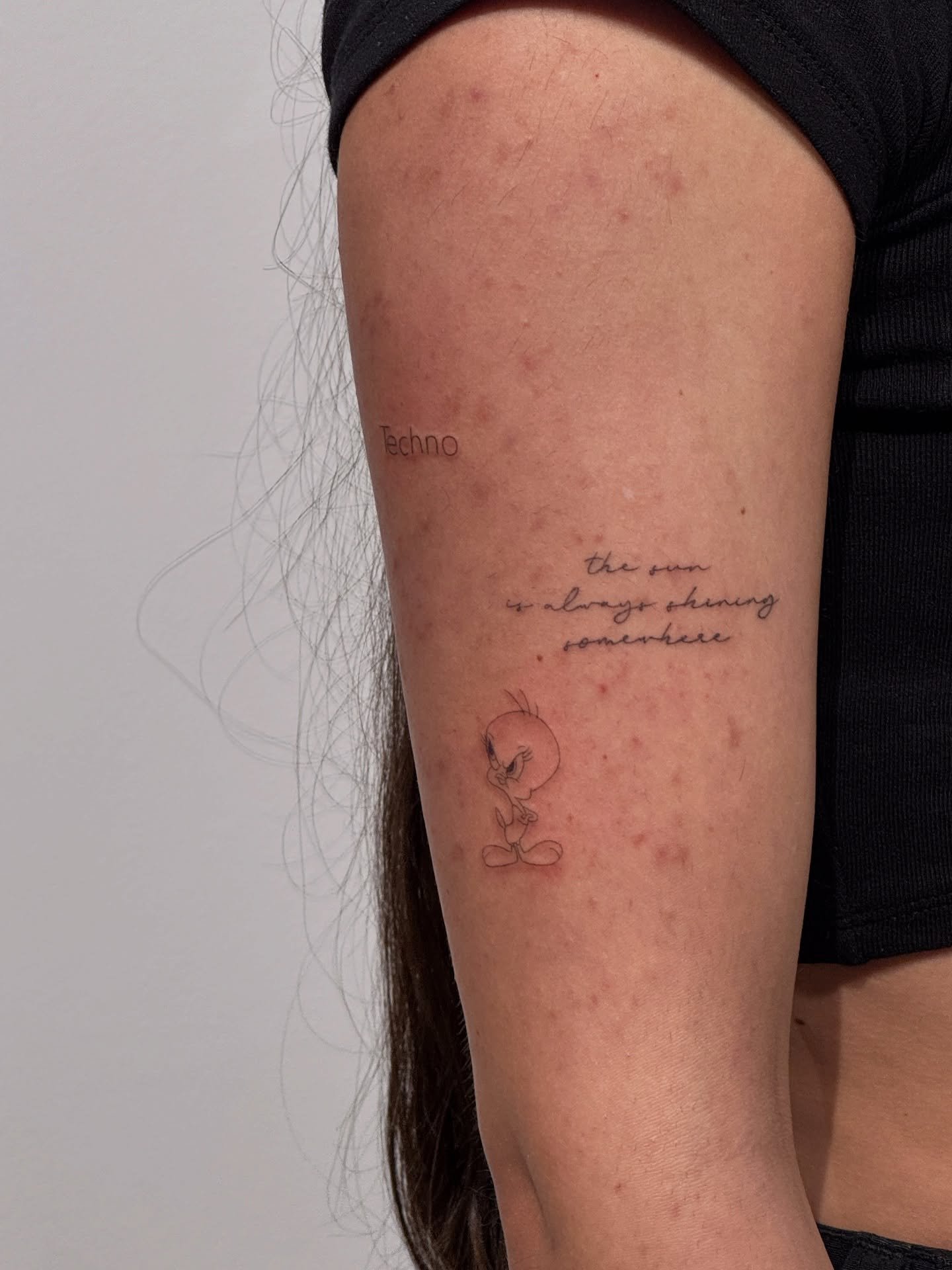Tatuaje de frase en muslo, línea fina Sinkply Madrid