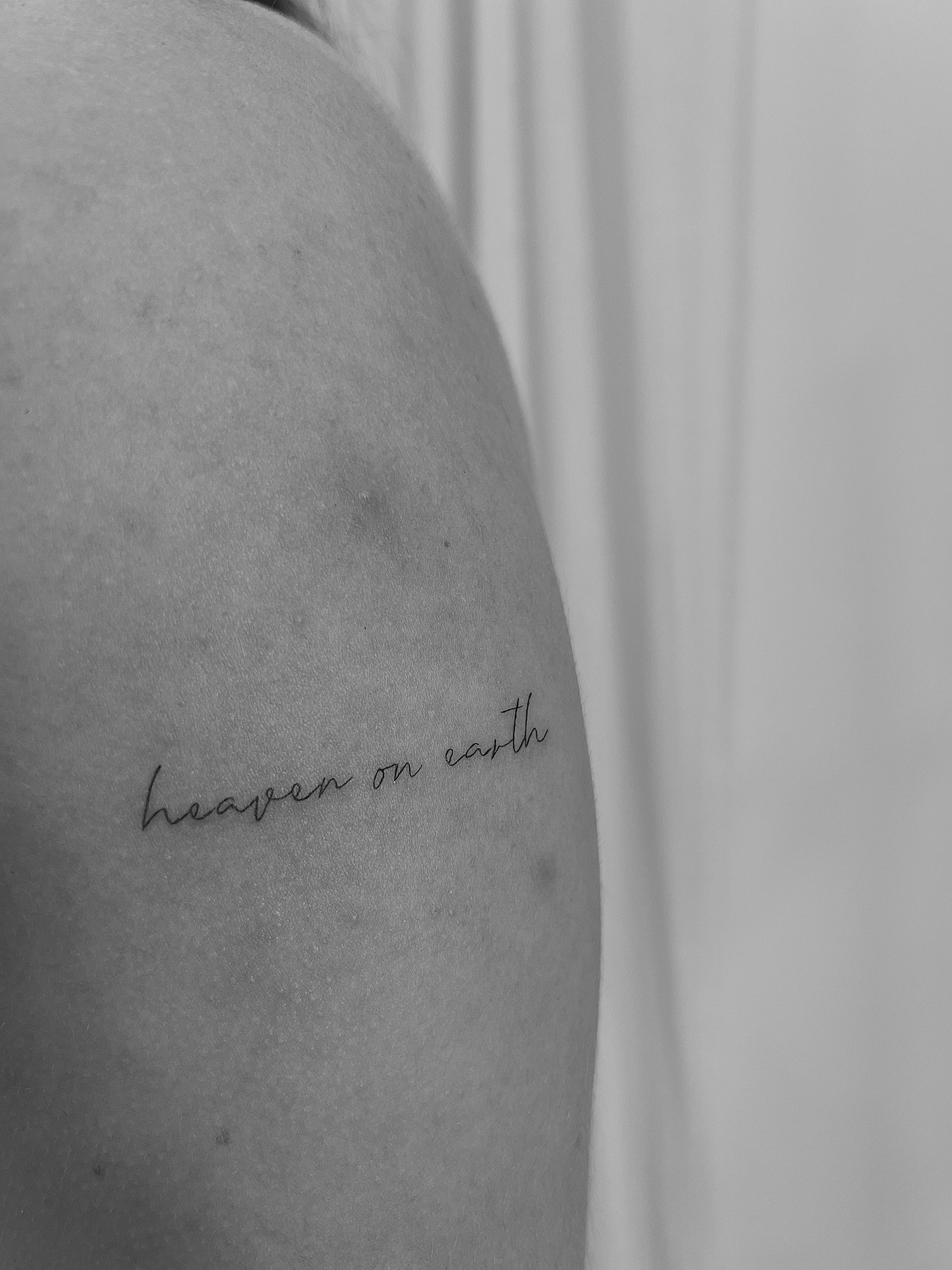 Tatuaje de frase en muslo, línea fina Sinkply Madrid