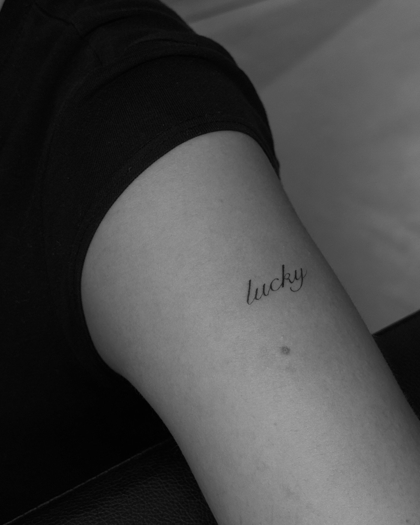 Tatuaje de frase en muslo, línea fina Sinkply Madrid