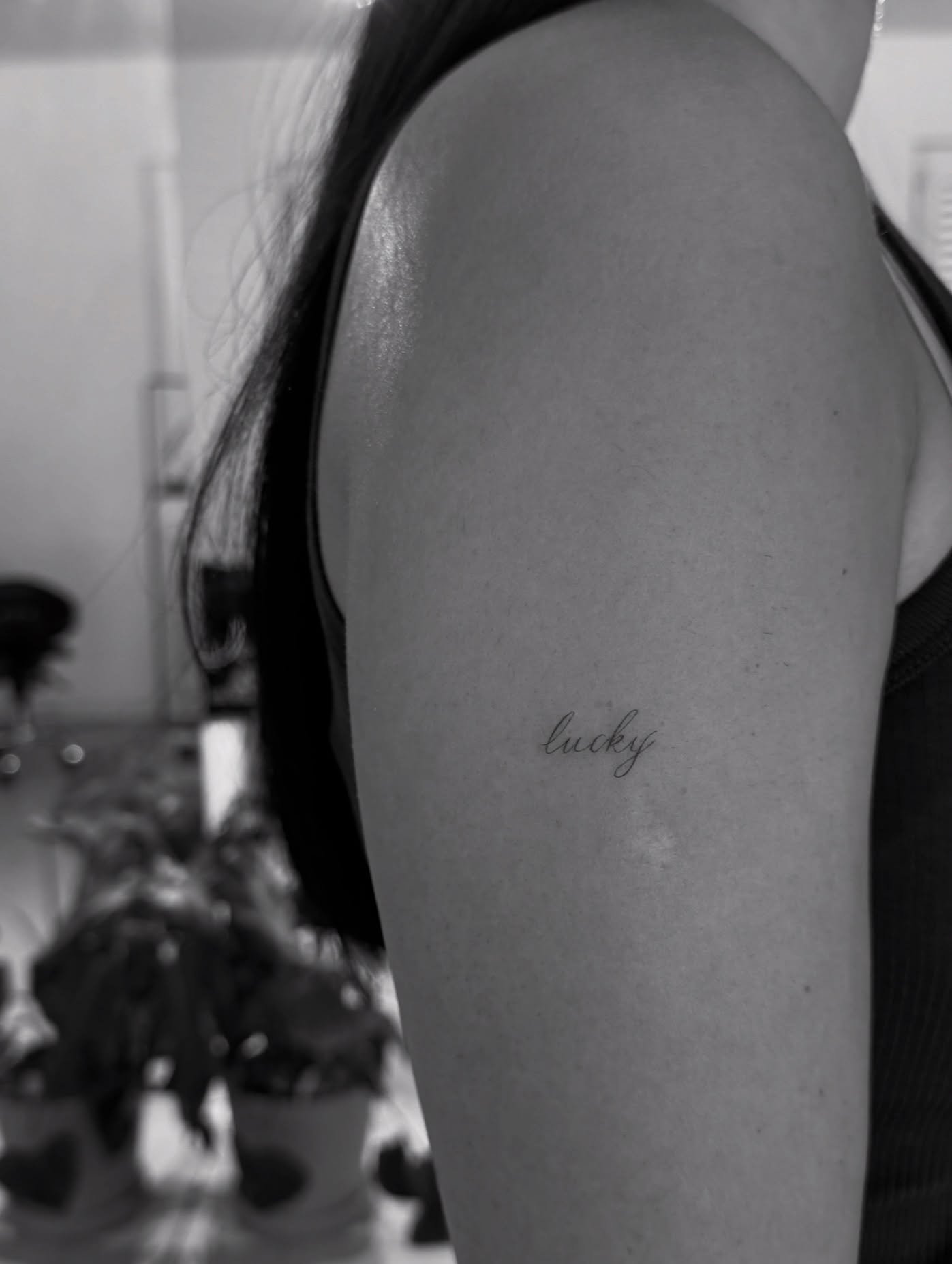 Tatuaje de frase en muslo, línea fina Sinkply Madrid