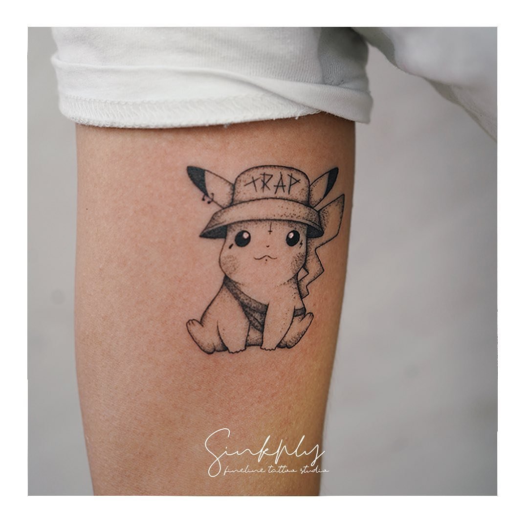 Tatuaje de frase en muslo, línea fina Sinkply Madrid